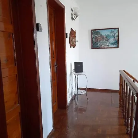 Проживание в семье Rose Street House
