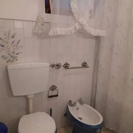 Проживание в семье Rose Street House Ангра-ду-Эроижму