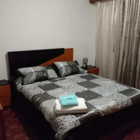 Проживание в семье Rose Street House Ангра-ду-Эроижму